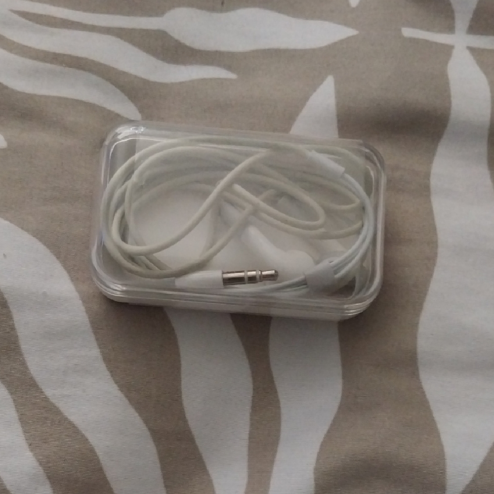 Samsung White Headset with Tangle-Free Storage